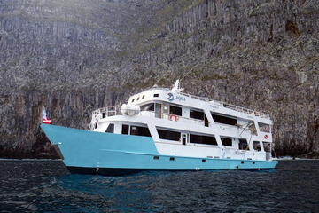 Aqua Liveaboard Review, Galapagos Diving (Low budget Liveaboard diving)